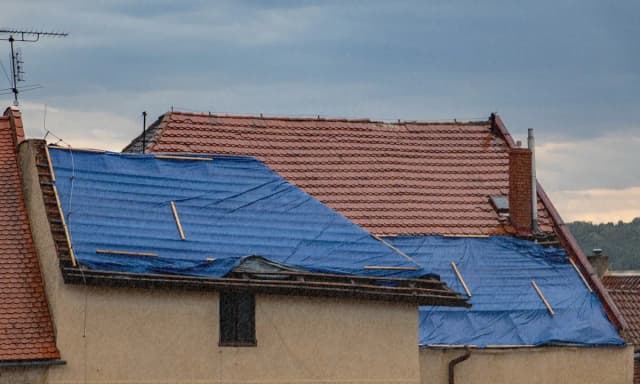 Plandeka na dach: jak wybrać idealną ochronę dla swojego dachu Plandeka na dach: jak wybrać idealną ochronę dla swojego dachu