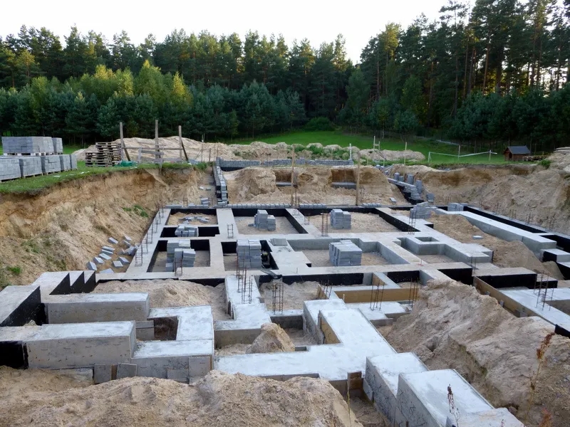 Jakie fundamenty pod dom parterowy wybrać, by uniknąć problemów?