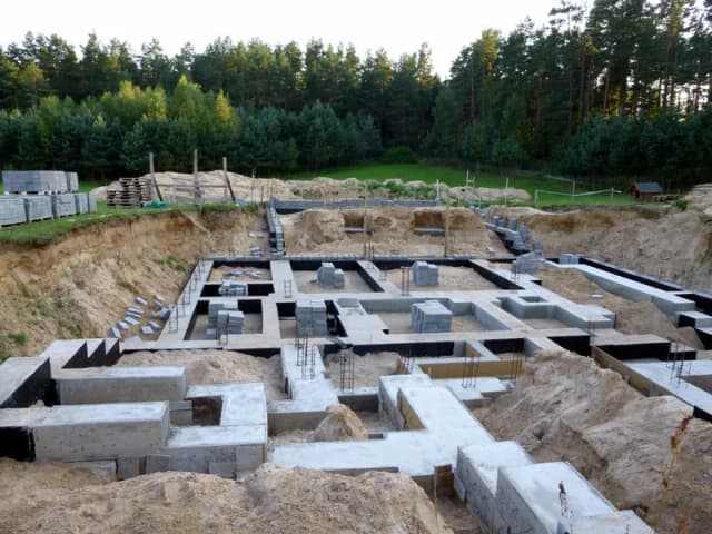 Jakie fundamenty pod dom parterowy wybrać, by uniknąć problemów?