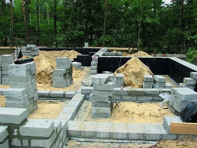 Ile kosztują fundamenty pod dom 100m2? Zaskakujące ceny w 2024 roku