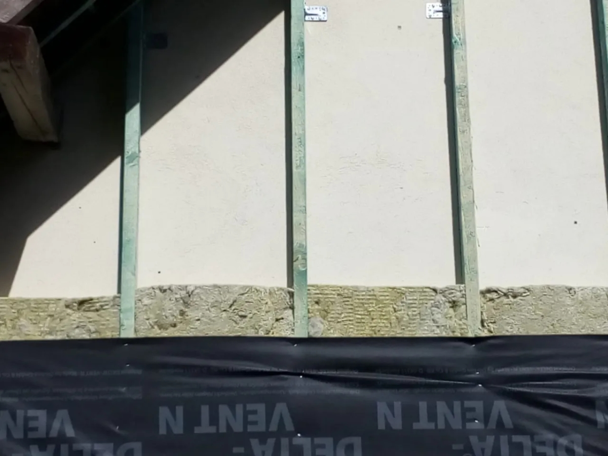 Jaka wełna na elewacje drewniane? Poznaj najlepsze opcje izolacji