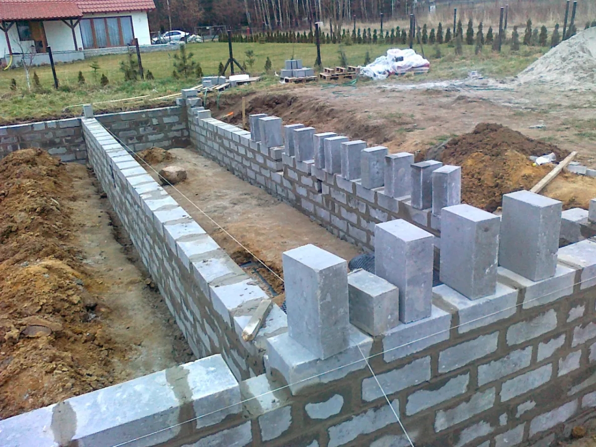 Fundamenty z bloczków betonowych czy wylewane - co wybrać dla trwałości?