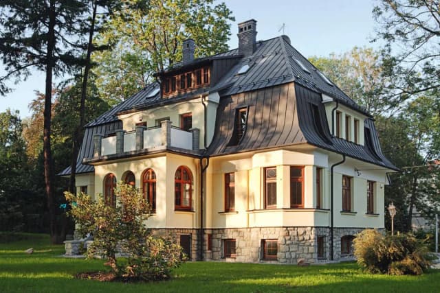Dach mansardowy: zalety, historia i zastosowanie w budownictwie Dach mansardowy: zalety, historia i zastosowanie w budownictwie