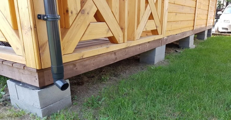 Jaki fundament pod domek letniskowy drewniany: uniknij kosztownych błędów